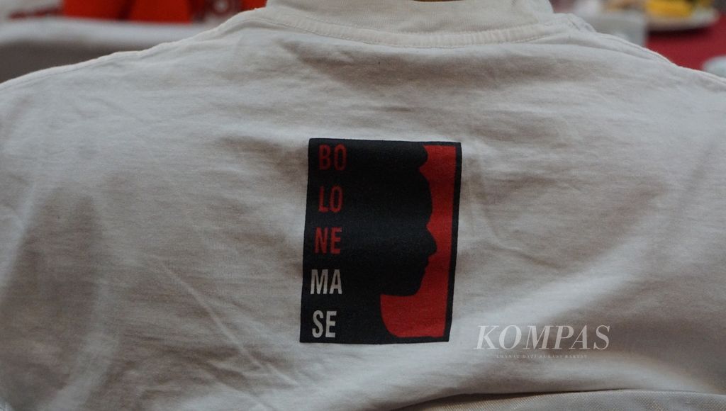 Logo kaus "Bolone Mase" dalam acara doa bersama sukarelawan pendukung Gibran Rakabuming Raka di Kota Surakarta, Jawa Tengah, Rabu (18/10/2023) malam. Doa bersama itu memanjatkan harapan agar Gibran bisa melaju dalam Pilpres 2024 berpasangan dengan Prabowo Subianto.