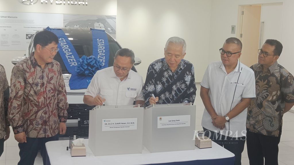 Menteri Perdagangan Zulkifli Hasan (dua dari kiri) dan Duta Besar Korea Selatan untuk Indonesia Lee Sang-deok (tiga dari kiri) menulis kesan saat kunjungan ke pabrik PT Hyundai Motor Manufacturing Indonesia, Kabupaten Bekasi, Selasa (11/7/2023).