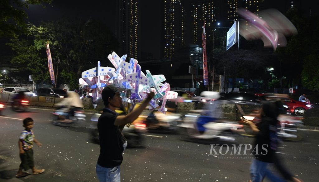 Suasana malam takbiran di Jalan KH Mas Mansyur, Tanah Abang Jakarta, Minggu (1/5/2022). 