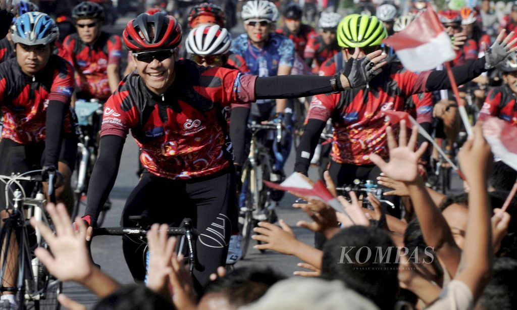 Gubernur Jawa Tengah Ganjar Pranowo (kanan) dan peserta mengawali etape pertama Purwokerto-Wonosobo dalam acara <i>Kompas </i>Bike Jateng Gayeng dengan rute sejauh 106 kilometer saat melintasi wilayah Kabupaten Purbalingga, Jawa Tengah, Jumat (10/3/2017).