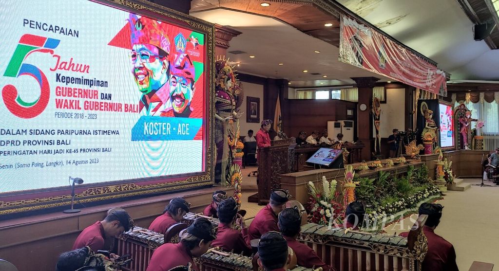 Gubernur Bali Wayan Koster (berdiri) menyampaikan pidato terkait pencapaian dalam lima tahun kepemimpinannya sebagai Gubernur Bali bersama Wakil Gubernur Bali dalam Rapat Paripurna Ke-34 DPRD Provinsi Bali serangkaian HUT Ke-65 Provinsi Bali, di Kota Denpasar, Senin (14/8/2023).