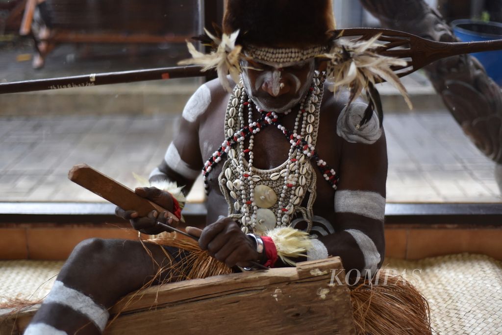 Beni Asmat, perajin ukiran khas Papua asal suku Asmat sedang menunjukkan keahlian memahat kayu dalam Pameran Torang Papua di Bentara Budaya Jakarta (17/2/2020). Dalam pameran itu, pengunjung bisa melihat betapa kayanya budaya Papua pada karya seni buatan tangan, mulai dari seni pahat kayu hingga merajut. 