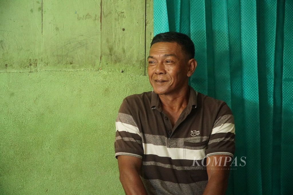 Zarkawi ketika dijumpai di rumahnya di Desa Air Merah, Kecamatan Malin Deman, Kabupaten Mukomuko, Provinsi Bengkulu, Minggu (4/6/2023). Pria empat anak ini merupakan satu dari puluhan warga Malin Deman yang menghadapi konflik lahan dengan perusahaan perkebunan kelapa sawit, PT DDP, yang menguasai izin HGU PT BBS.