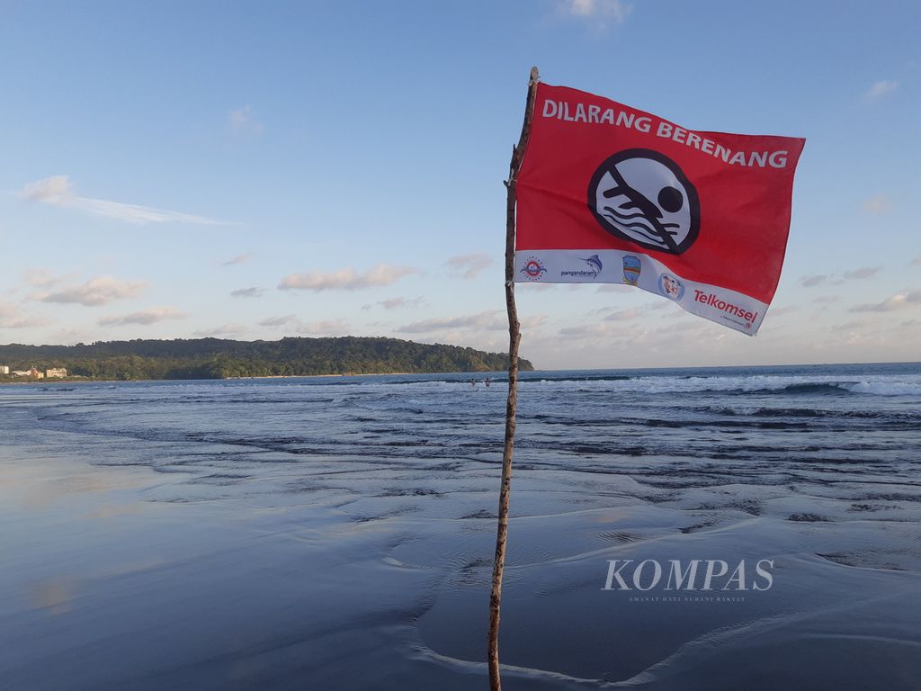 Potret bendera berisi larangan berenang di salah satu titik di Pantai Barat Kabupaten Pangandaran, Jawa Barat, Jumat (26/5/2023). Larangan itu untuk mencegah korban jiwa akibat terseret arus.