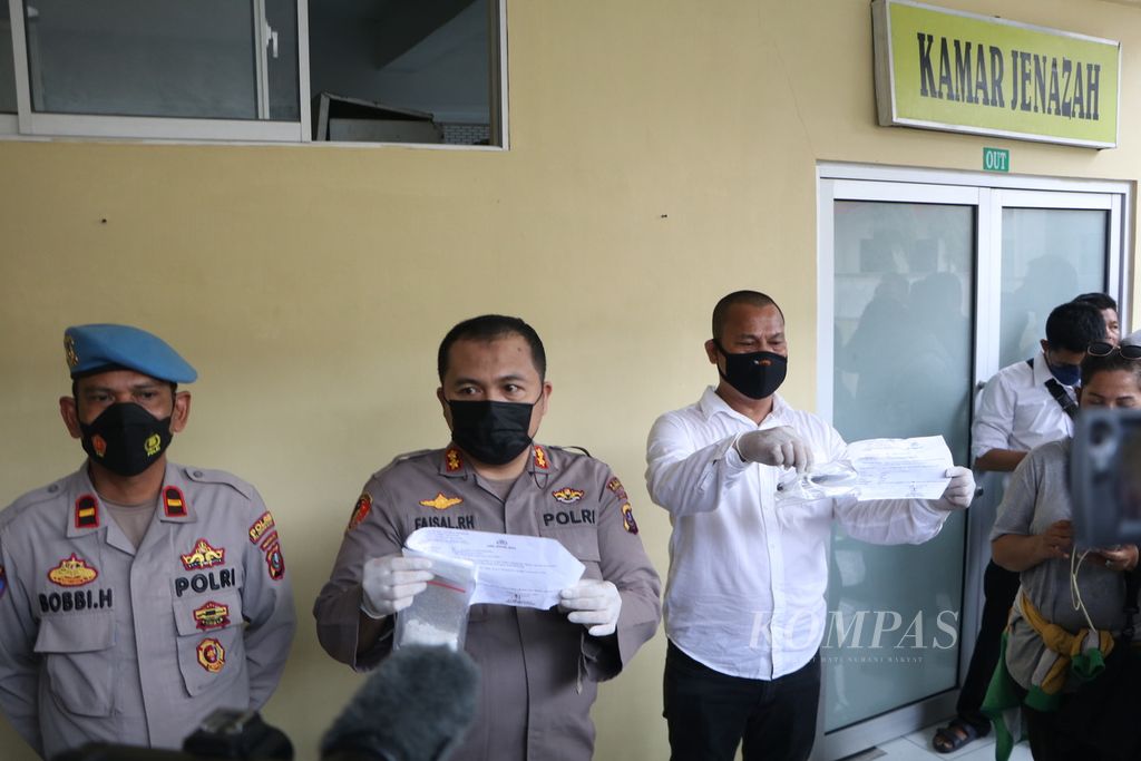 Kepala Kepolisian Resor Pelabuhan Belawan Ajun Komisaris Besar Faisal RH Simatupang (kedua dari kiri) menjelaskan kronologi meninggalnya seorang pengedar narkoba karena tidak sengaja tertembak saat ingin merebut senjata petugas, di Medan, Sumatera Utara, Senin (14/11/2022).