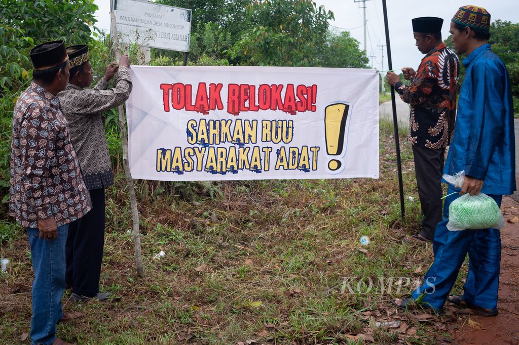 Warga di Pulau Rempang, Batam, Kepulauan Riau, memasang spanduk menuntut pengesahan Rancangan Undang-Undang Masyarakat Adat, Rabu (8/5/2023).