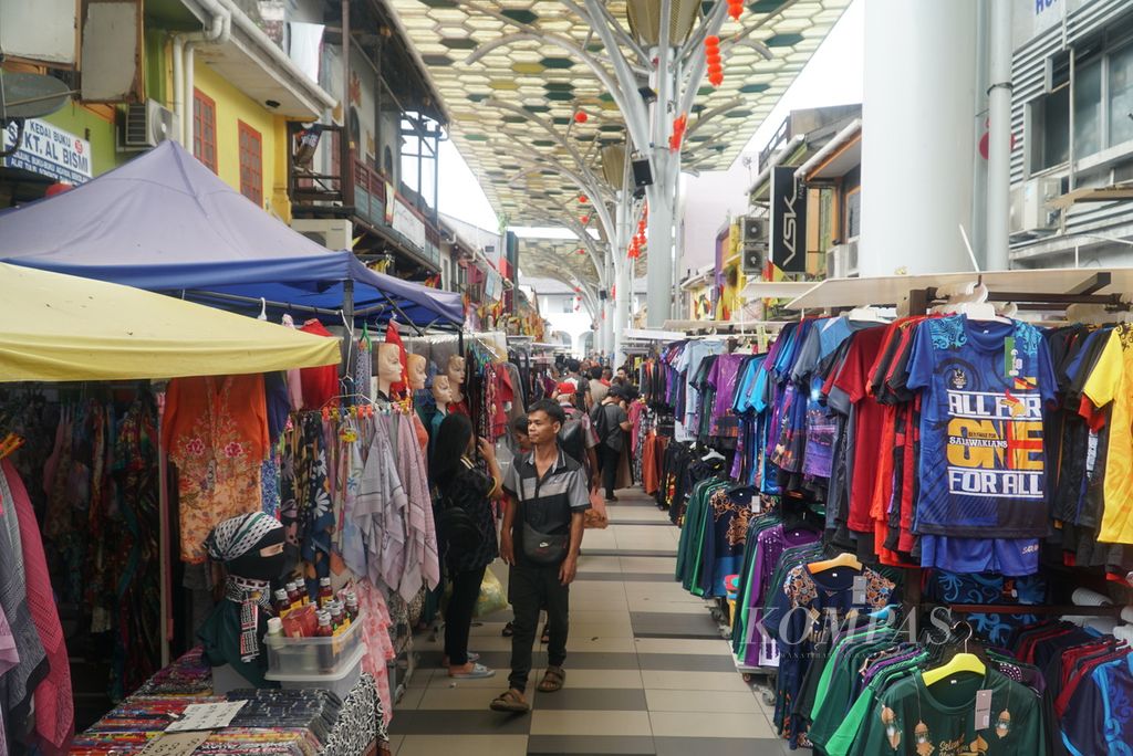 Wisatawan melintas di Jalan India, kota Kuching, Sarawak, Malaysia, Kamis (22/2/2024). 