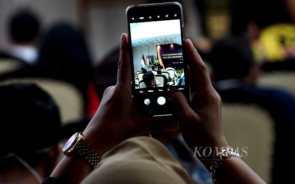 Salah satu perwakilan partai politik yang hadir memotret acara Penyerahan Data Agregat Kependudukan Per Kecamatan (DAK2) untuk Pemilu Tahun 2024 di kantor KPU, Jakarta, Jumat (14/10/2022). 