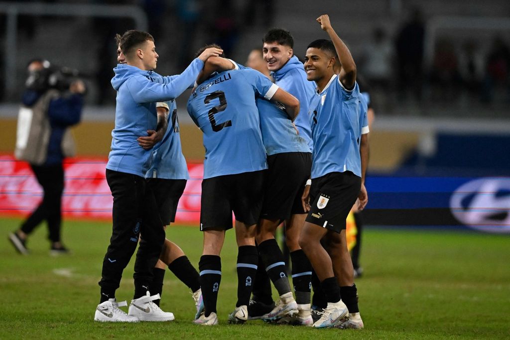 Pemain Uruguay melakukan selebrasi setelah mengalahkan Amerika Serikat dalam pertandingan perempat final Piala Dunia U-20 di Stadion Madre de Ciudades, Santiago del Estero, Argentina, Minggu (4/6/2023).