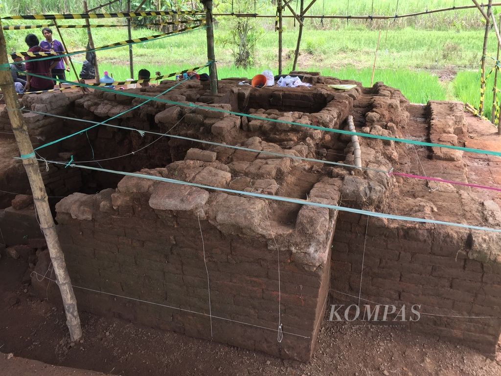Penampakan struktur bata kuno setelah hari terakhir ekskavasi tahap kedua Situs Gemekan di Dusun Kedawung, Desa Gemekan, Kecamatan Sooko, Kabupaten Mojokerto, Jawa Timur, Minggu (6/3/2022). 