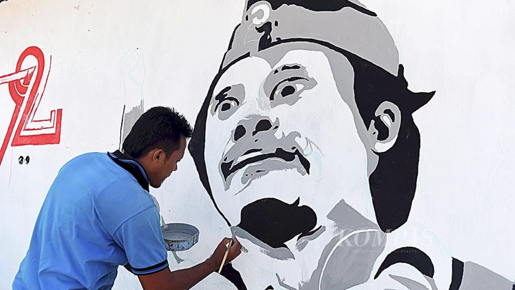 Erwanto membuat mural Bung Tomo dalam rangka menyambut HUT Ke-72 Kemerdekaan RI di Jalan Genteng Besar, Surabaya, Jawa Timur, Senin (14/8/2017). Hingga saat ini Bung Tomo, pengobar semangat arek-arek Suroboyo dalam peristiwa 10 November 1945, menjadi simbol perjuangan yang tidak lekang oleh zaman. 