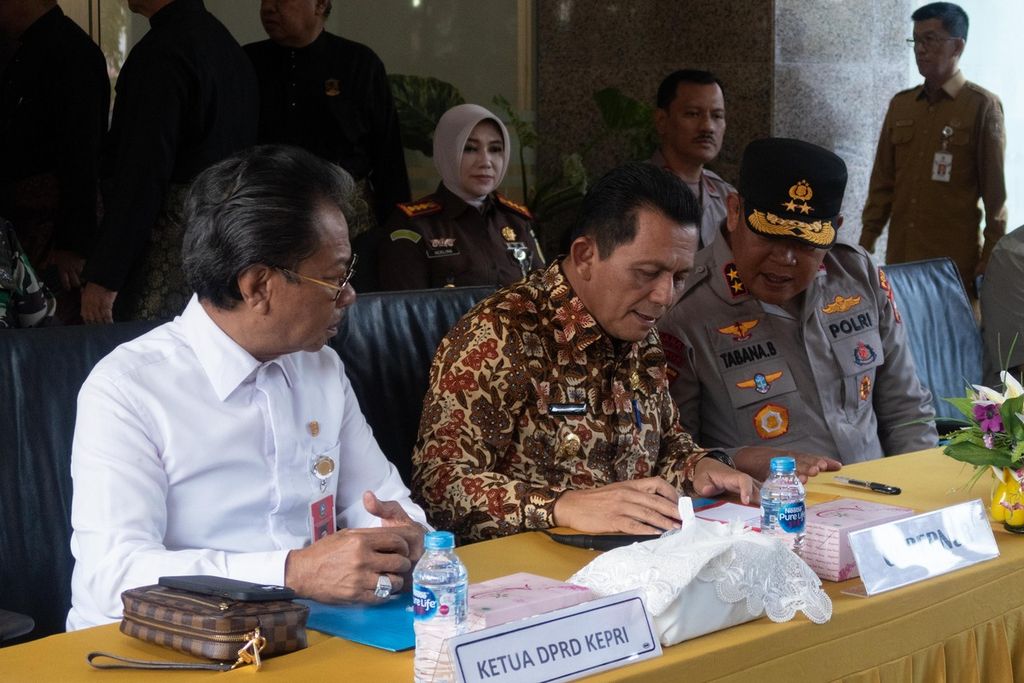 Gubernur Kepulauan Riau Ansar Ahmad (tengah) didampingi Kepala Polda Kepri Inspektur Jenderal Tabana Bangun (kanan) dan Ketua DPRD Kepri Jumaga Nadeak saat memberikan keterangan pers di Gedung Graha Kepri, Batam, Selasa (12/9/2023).