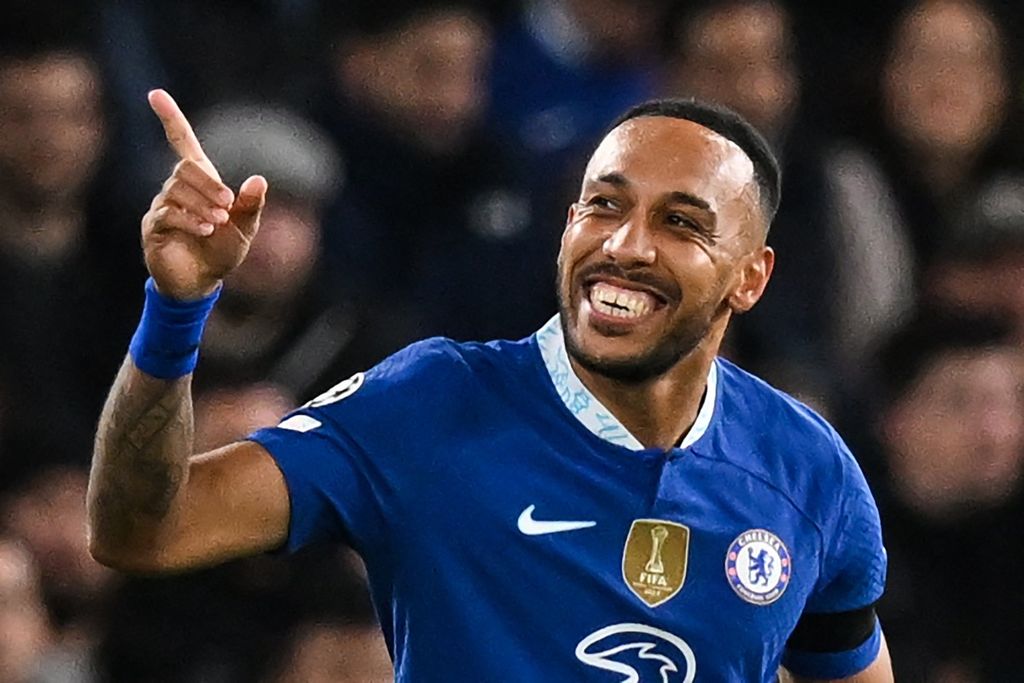 Pemain Chelsea Pierre-Emerick Aubameyang merayakan golnya ke gawang AC Milan pada penyisihan grup E Liga Champions di Stadion Stamford Bridge, London, Rabu (5/10/2022). Chelsea menang dengan skor 3-0. 