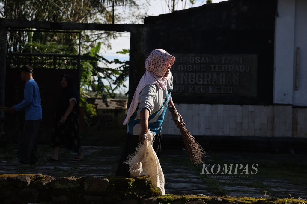 Warga membersihkan lingkungan sekitar menjelang pencanangan Gerakan Serentak Pemusnahan Sarang Nyamuk di Dusun Sanggrahan, Desa Mojotengah, Kecamatan Kedu, Temanggung, Jawa Tengah, Jumat (5/6/2024). 