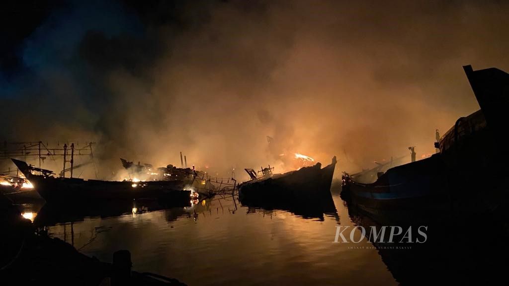 Sejumlah kapal perikanan terbakar di Pelabuhan Perikanan Pantai Tegalsari, Kecamatan Tegal Barat, Kota Tegal, Jawa Tengah, Selasa (15/8/2023) pagi. Hingga sepuluh jam setelah kejadian, kebakaran yang terjadi sejak Senin (14/8/2023) malam itu belum berhasil dipadamkan.