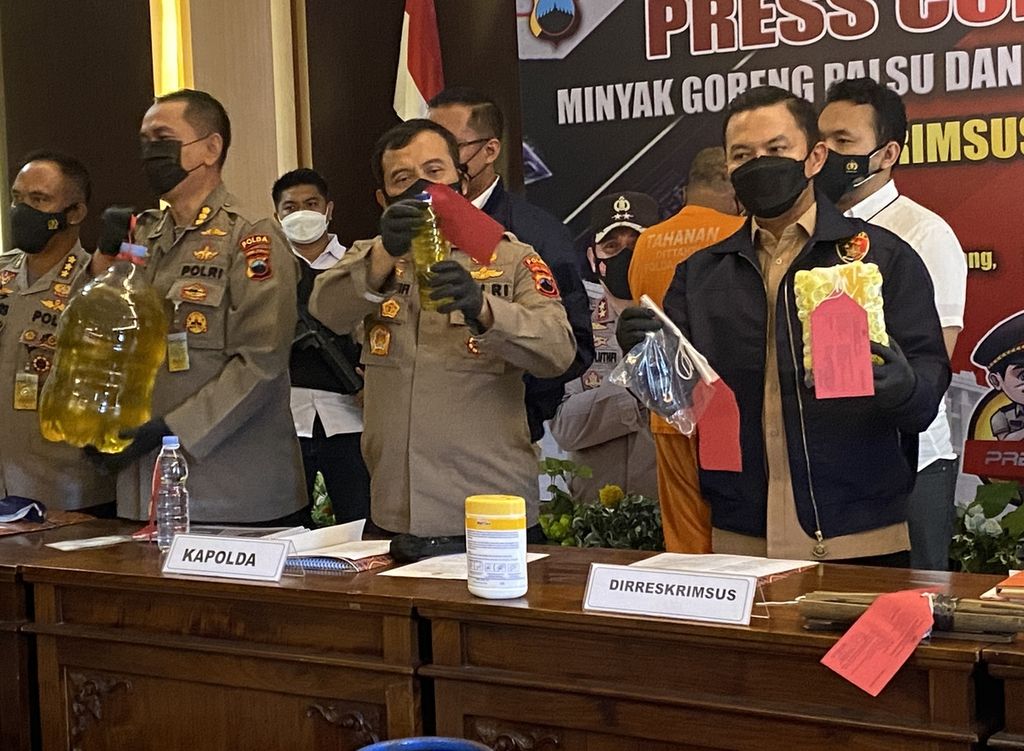 Polisi menunjukkan sampel minyak goreng abal-abal dalam konferensi pers di Direktorat Kriminal Khusus Polda Jateng, Selasa (22/2/2022). Dua tersangka yang diringkus sudah beraksi selama tiga bulan di Pati, Rembang, dan Kudus.