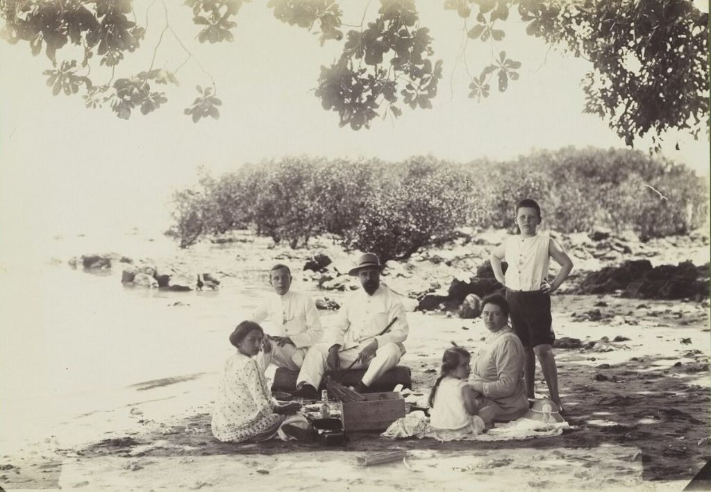 Keluarga pegawai perkebunan tembakau Sukowono, Besuki, di pantai Jawa Timur sekitar awal abad ke-20. (Sumber: KITLV Leiden) 
