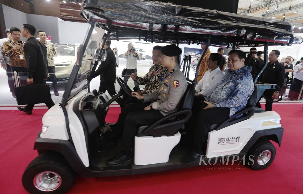 Presiden Joko Widodo menaiki mobil golf saat meninjau lokasi pameran Indonesia International Motor Show (IIMS) 2024 didampingi Menteri Koordinator Bidang Perekonomian Airlangga Hartarto (kelima dari kanan) dan Menteri Perindustrian Agus Gumiwang Kartasasmita (kanan) di JIExpo Kemayoran, Jakarta, Kamis (15/2/2024). 