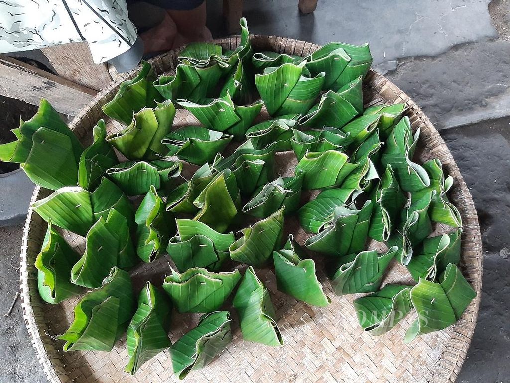 Bungkusan daun pisang berisi jemunak ditata di rumah pembuatnya, Kasmirah (52). Jemunak adalah makanan khas dari Desa Gunungpring, Kecamatan Muntilan, Kabupaten Magelang, Jateng. 