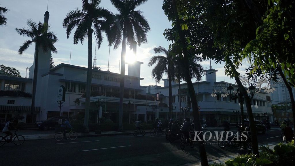 Mentari pagi menerobos Hotel Majapahit di Jalan Tunjungan, Kota Surabaya, Jawa Timur, Minggu (27/2/2022).