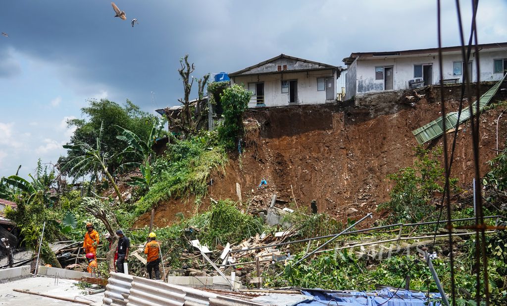 Suasana daerah longsor di gang Barjo, Kebon Kalapa, Kota Bogor, Jawa Barat, Kamis (12/10/2022). Hujan lebat yang mengguyur Kota Bogor pada Selasa (11/10/2022) dan Rabu (12/10/2022) menyebabkan 24 lokasi longsor, termasuk musibah yang terjadi di Kebon Kalapa ini. 