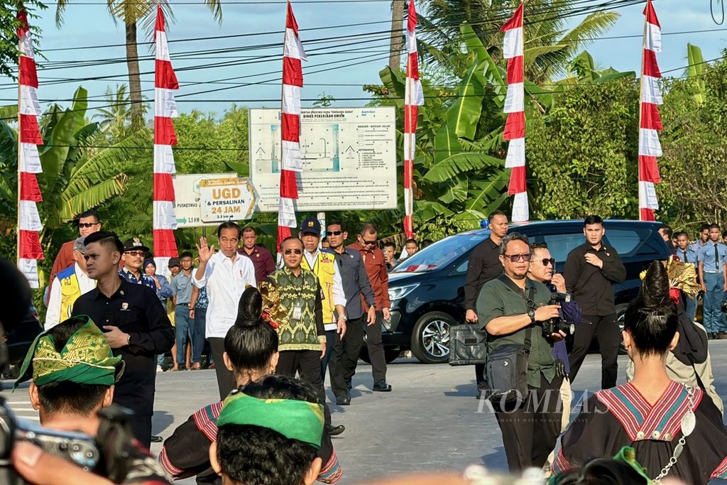 Presiden Joko Widodo tiba di lokasi peresmian jalan daerah di kawasan Lembar, Lombok Barat, Nusa Tenggara Barat, Kamis (2/4/2024). 