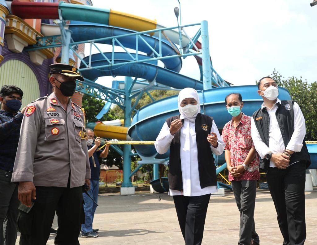 Gubernur Jatim Khofifah Indar Parawansa saat berkunjung ke Waterpark Kenjeran, Surabaya, Minggu (8/5/2022)