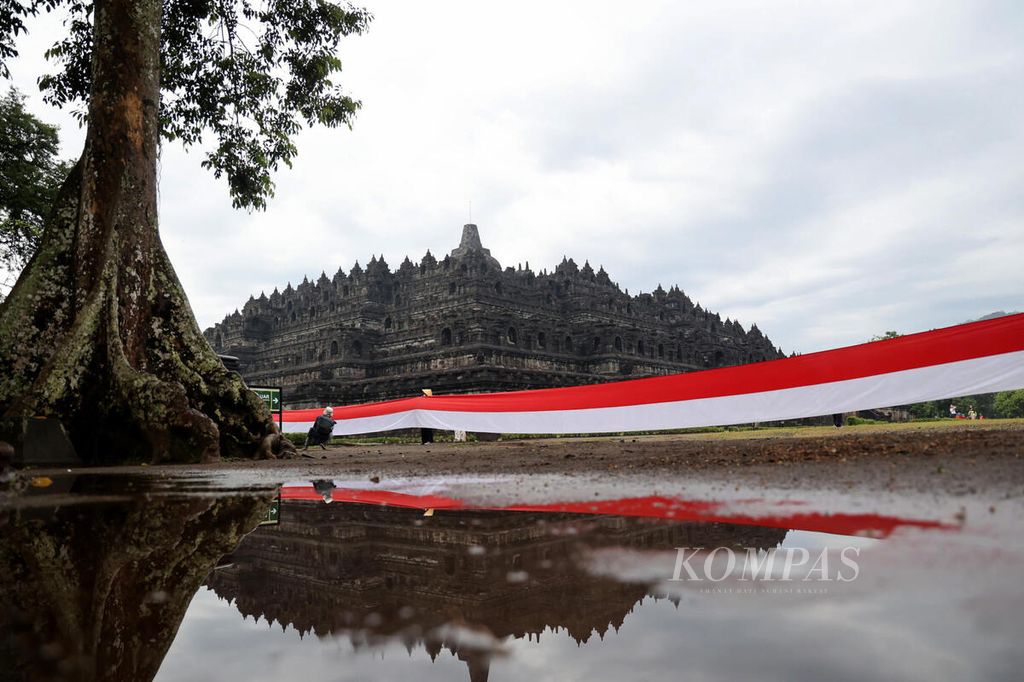 Bendera Merah Putih sepanjang 1.000 meter dibentangkan mengelilingi Candi Borobudur, Magelang, Jawa Tengah, untuk memperingati Hari Kelahiran Pancasila, Rabu (1/6/2022)