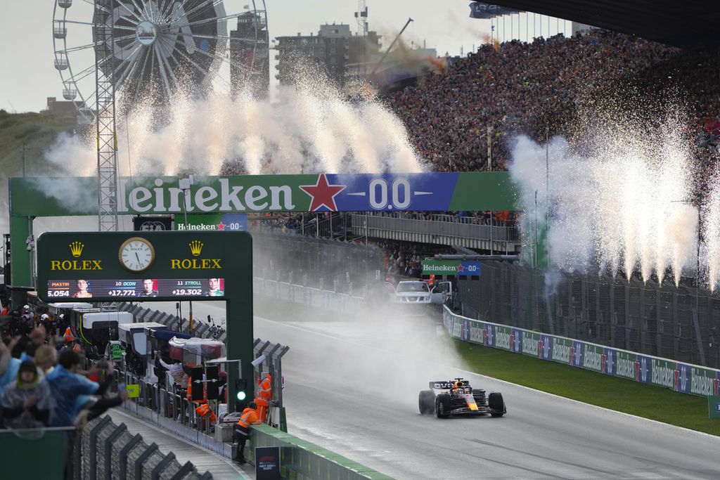 Ledakan kembang api menyambut pebalap Red Bull, Max Verstappen, setelah memenangi Grand Prix Formula 1 di Sirkuit Zandvoort, Belanda, Minggu (27/8/2023). 