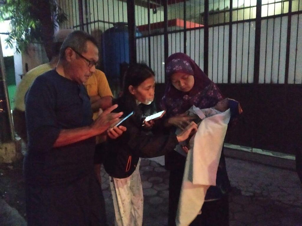 Sejumlah warga berkerumun melihat bayi yang ditemukan di trotoar di tepi Jalan A Yani, Kota Magelang, Selasa (21/11/2023) pagi.