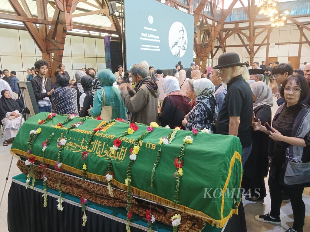 Teachers, employees, and alumni paid their last respects to the late Abdul Djalil Pirous at the East Hall of the Bandung Institute of Technology, West Java, on Wednesday (17/4/2024).