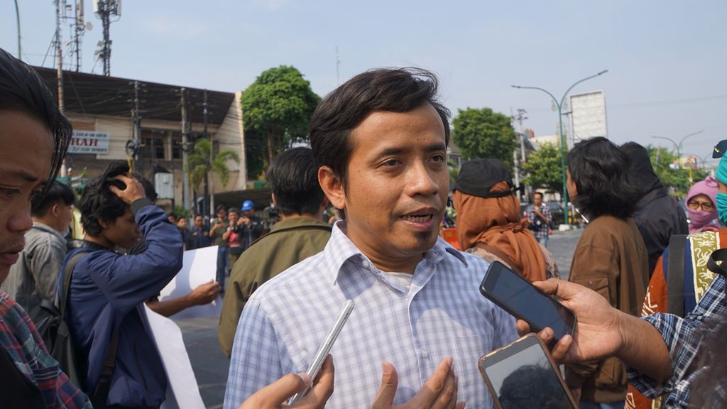 Peneliti dari Pusat Kajian Anti Korupsi UGM, Zaenur Rohman, memberikan keterangan kepada wartawan mengenai penolakan terhadap revisi UU KPK, di Tugu Yogyakarta, Selasa (17/9/2019). 
