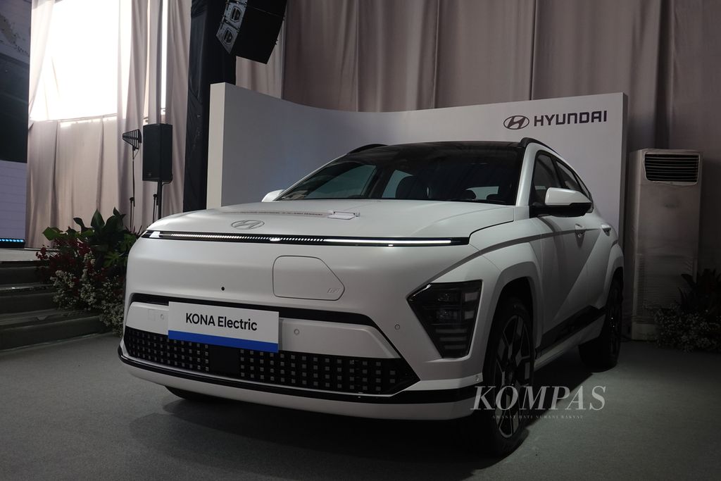 Mobil Kona dipajang dalam peresmian ekosistem kendaraan listrik Indonesia tahun 2024 di PT Hyundai LG Indonesia atau HLI Green Power, Karawang, Jawa Barat, Rabu (3/7/2024).