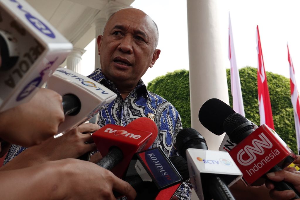 Menteri Koperasi dan Usaha Kecil Menengah (Menkop dan UKM) Teten Masduki dalam keterangan pers selepas mengikuti rapat terbatas yang dipimpin oleh Presiden Joko Widodo di Istana Merdeka, Jakarta, 18 Juli 2022.