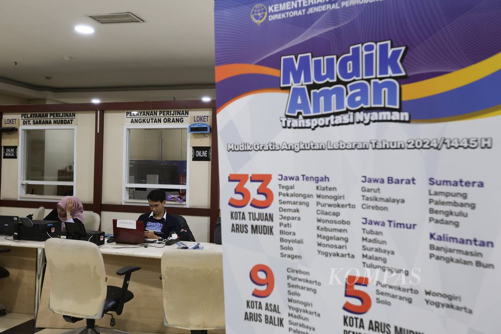 Dua petugas menunggu peserta mudik gratis yang akan memvalidasi data di kantor Kementerian Perhubungan, Jakarta, Kamis (21/3/2024).