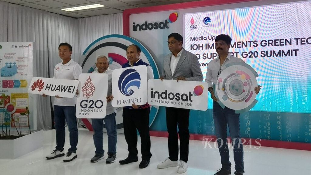 Wayan Toni Supriyanto (center), Secretary of the Directorate General of Post and Information Administration at the Communications and Information (Kominfo) Ministry, poses with the board members of Indosat Ooredoo Hutchison and Huawei during a media gathering in Kuta, Badung, on Friday (11/11/2022). 