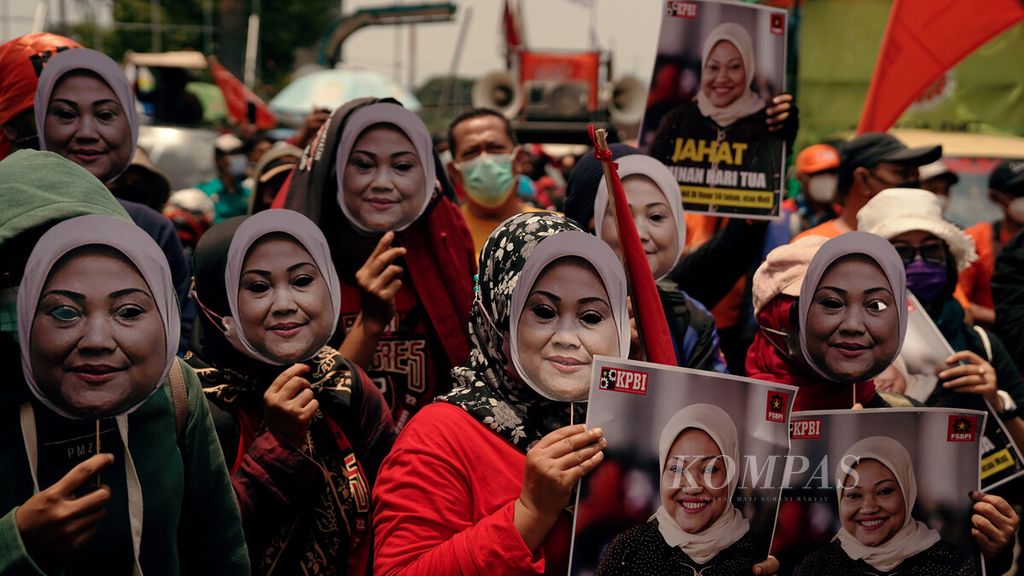 Masses of workers who are members of the Confederation of Indonesian Trade Unions demand the removal of the Minister of Manpower Ida Fauziyah at the Office of the Ministry of Manpower on Jalan Gatot Subroto, Kuningan, South Jakarta, Wednesday (16/2/2022).