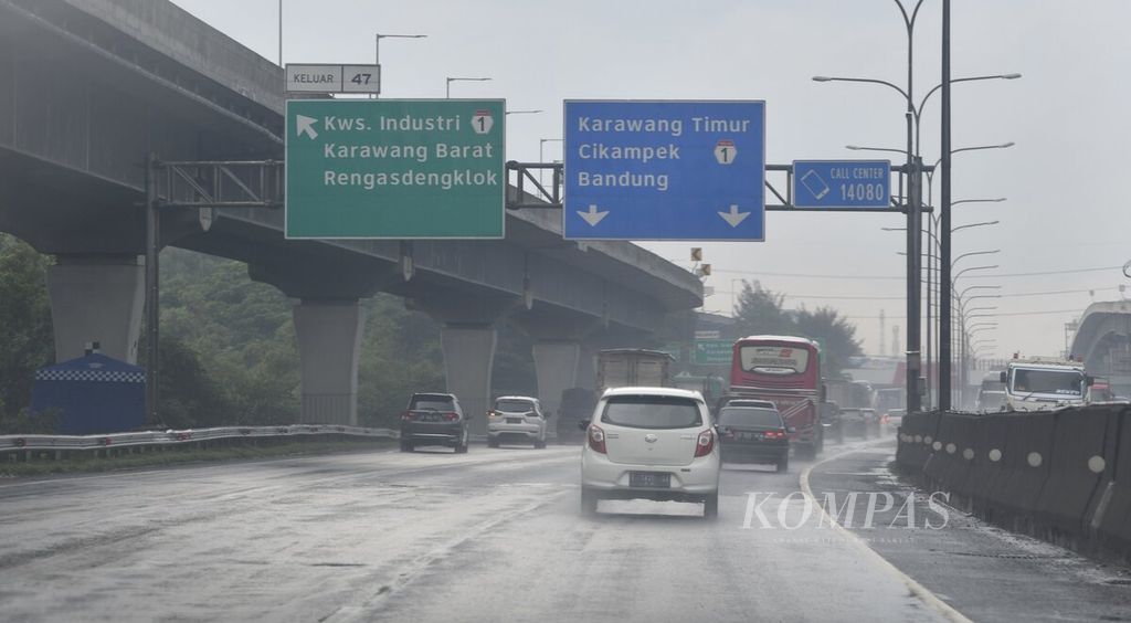 Lalu lintas kendaraan terpantau lancar di Kilometer 47 Jalan Tol Jakarta-Cikampek yang menjadi titik awal pemberlakuan rekayasa ganjil-genap pada Rabu (27/4/2022) sekitar pukul 13.00. 