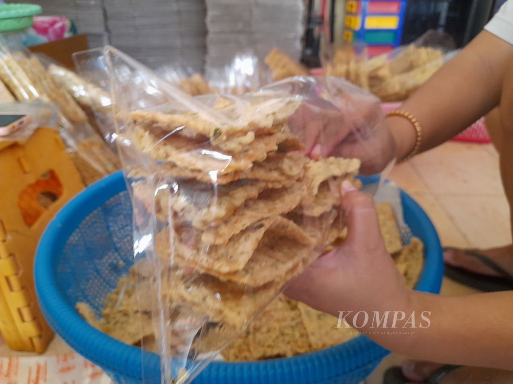 Produsen keripik tempe di Kampung Sanan, Kota Malang, Jatim, tengah mengemas produk, Rabu (6/7/2022).