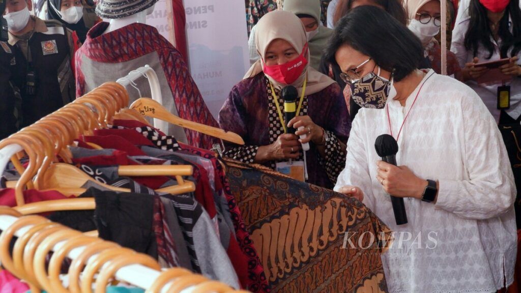 Menteri Keuangan Sri Mulyani mengunjungi gerai UMKM di sekitar pendopo Kabupaten Kendal, Jawa Tengah, Kamis (25/3/2021). Ia meminta Pemkab Kendal menyiapkan SDM unggul.