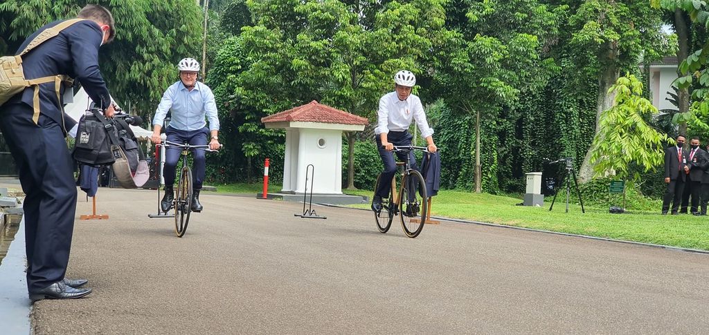 Presiden Joko Widodo dan PM Australia Anthony Albanese bersiap bersepeda bersama ke Kebun Raya Bogor. Di sebuah kafe di dalam Kebun Raya, keduanya akan berbincang informal (tete a tete).