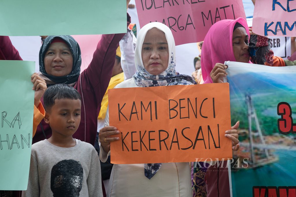Perempuan Rempang memegang spanduk pesan damai seusai pentas seni dan budaya Melayu di Dataran Muhammad Musa di Pulau Rempang, Batam, Kepulauan Riau, Kamis (9/11/2023).