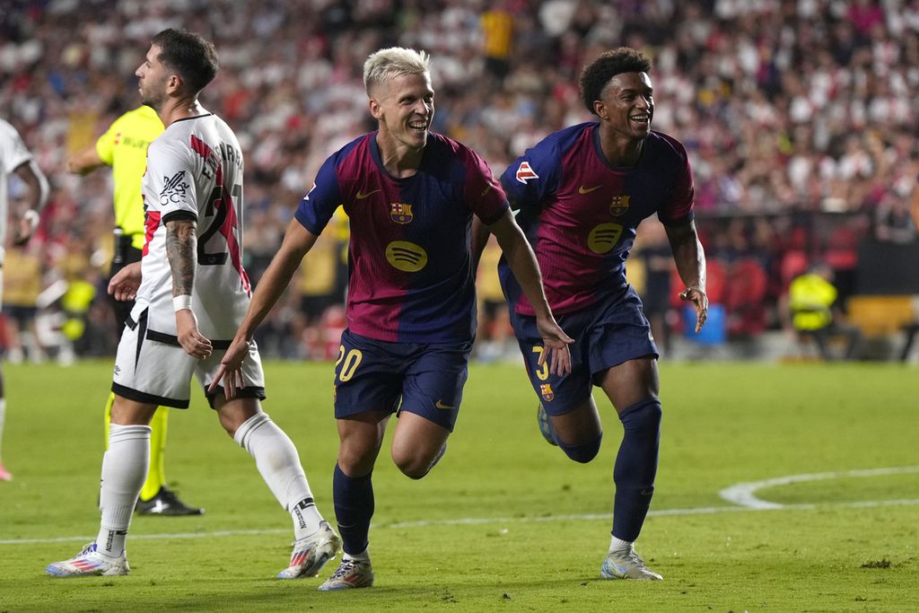 Gelandang Barcelona, Dani Olmo (tengah), merayakan golnya ke gawang Rayo Vallecano pada laga Liga Spanyol di Stadion Vallecas di Madrid, Rabu (28/8/2024) dini hari WIB. Barca menang, 2-1.