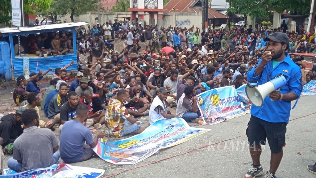 Unjuk rasa massa yang menuntut KPK menghentikan proses hukum kasus Gubernur Papua Lukas Enembe, di Kota Jayapura, Selasa (20/9/2022).