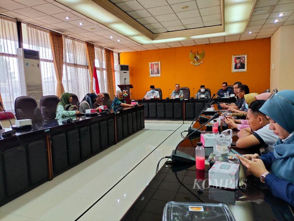 Wali Kota Magelang M Nur Aziz bersama jajarannya memberikan keterangan perihal kerja sama kota kembar antara Kota Magelang dan kota Tula di Rusia, Senin (1/8/2022). 