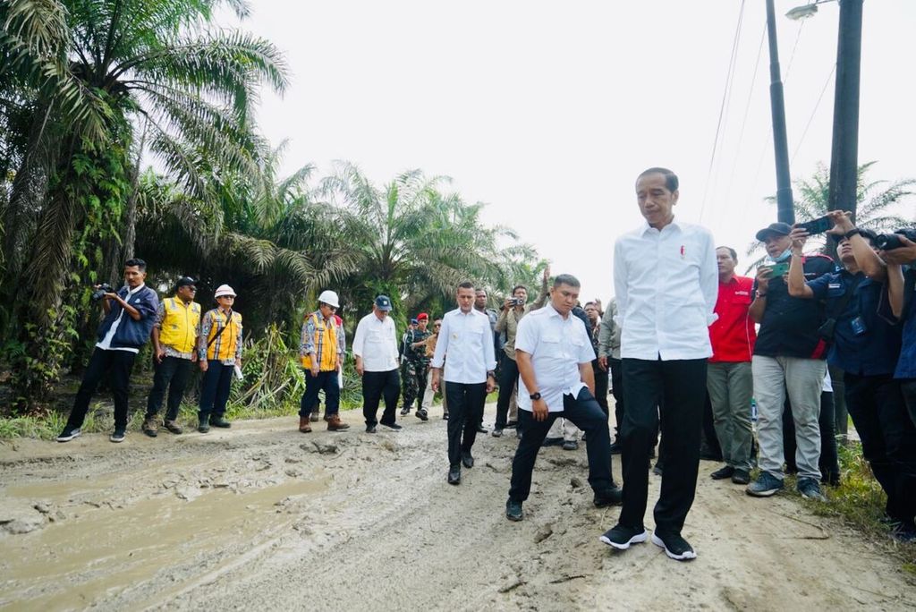 Presiden Joko Widodo meninjau jalan kabupaten yang rusak parah di Desa Sialang Taji, Kecamatan Kualuh Selatan, Kabupaten Labuhanbatu Utara, Sumatera Utara, Rabu (17/5/2023).