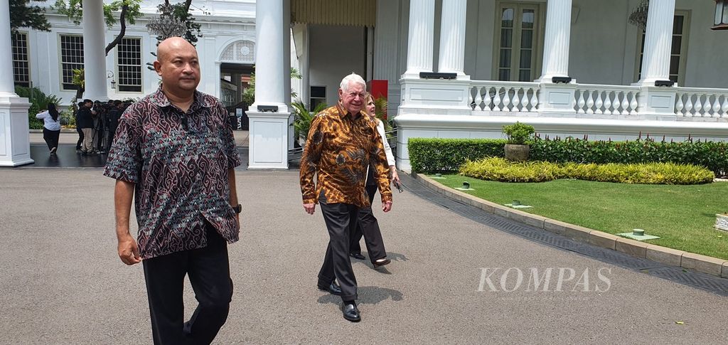 CEO and Chairman of Freeport McMoran Inc, Richard Adkerson (right), walked away from the Presidential Palace Complex after meeting with President Joko Widodo at Merdeka Palace, Jakarta, on Thursday (28/3/2024). During the meeting, Adkerson was accompanied by CEO of PT Freeport Indonesia, Tony Wenas, and Board of Commissioners of PT Freeport Indonesia, Kathleen Quirk.