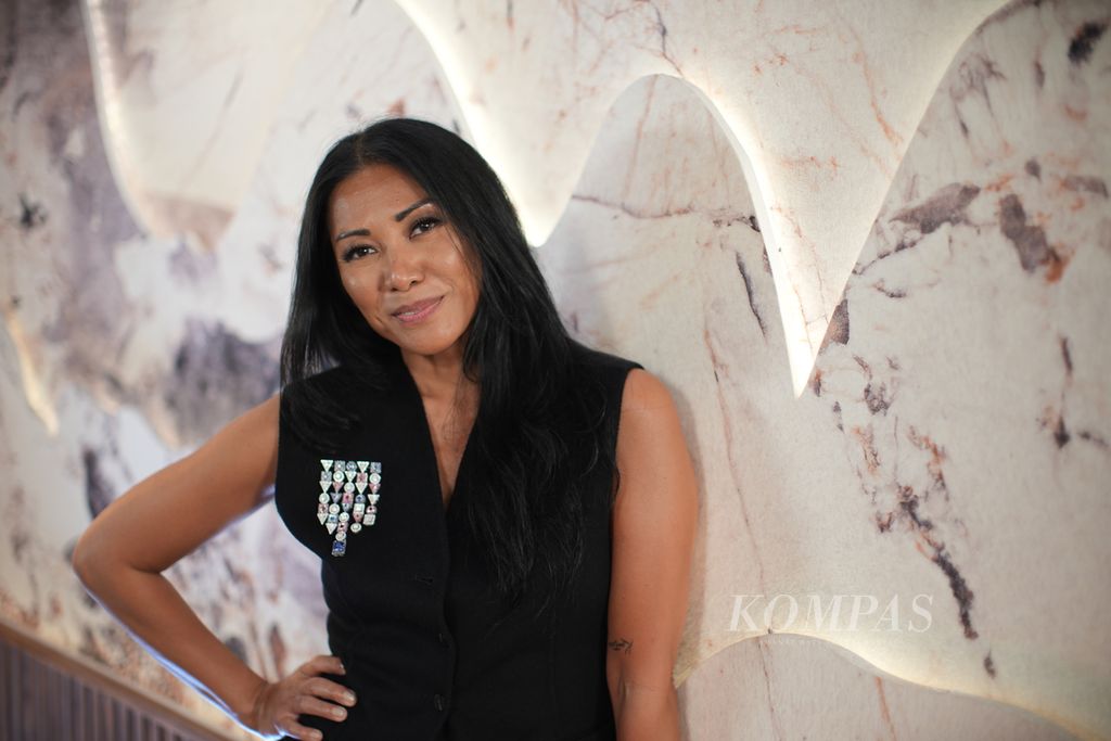 Anggun C Sasmi dalam sesi pemotretan setelah jumpa pers persiapan konsernya di Kementerian Pariwisata dan Ekonomi Kreatif, Jakarta, Senin (22/7/2024). Anggun akan menggelar konser tunggal bertajuk #enchantingANGGUN di Jakarta Convention Center Plenary Hall, Jakarta, pada 28 Juli 2024.