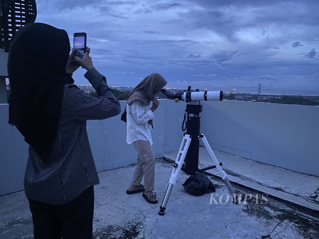 Warga melihat gerhana bulan menggunakan teleskop di Planetarium UIN Walisongo Semarang, Jawa Tengah, Selasa (8/11/2022). Di tempat tersebut, gerhana bulan mulai terlihat pukul 18.02. Selain menggunakan teleskop, fenomena tersebut juga bisa dilihat dengan mata telanjang. 