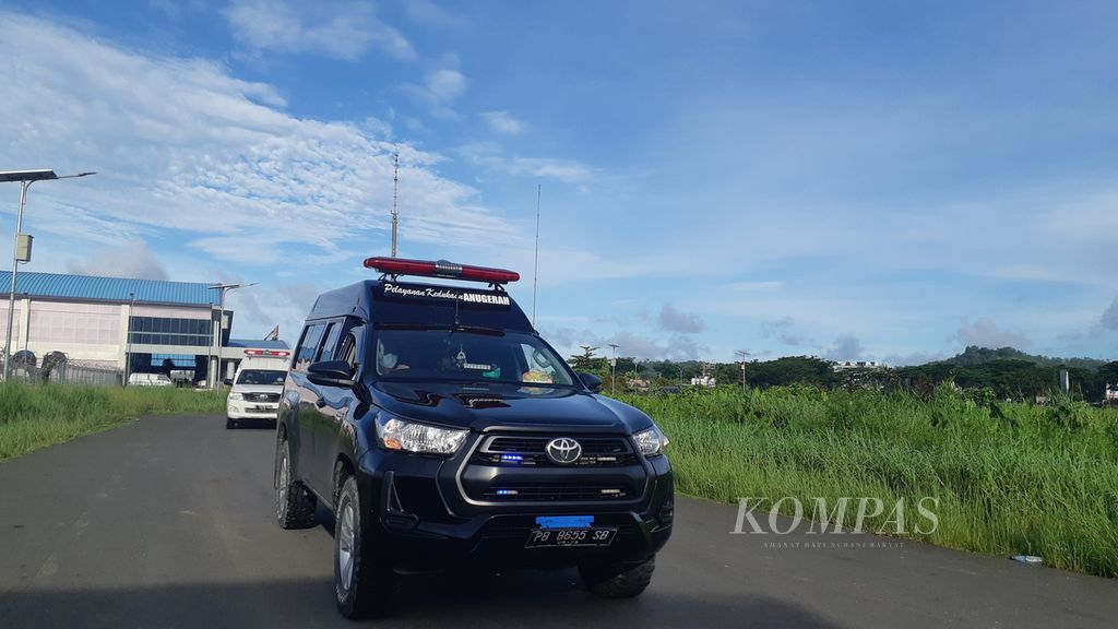 Dua ambulans mengangkut jenazah Indah Sukmadani atau DJ Indah Cleo dan Ferman Syahputra, korban pembakaran diskotek, diberangkatkan ke masing-masing ke kampung di Kabupaten Agam, Sumatera Barat, dan Palembang, Sumatera Selatan, Minggu (30/1/2022).
